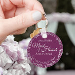 銀レースカシスマゼンダメイド・オブ・オーナー（花嫁付き添い人）結婚ズ キーホルダー<br><div class="desc">これらの美しいキーホルダーは、与えあなたのメイド・オブ・オーナー（花嫁付き添い人）に贈り物や結婚式の引き出物として設計されている。このエレガントデザインは、カシス紫フェイク、マゼン縁どタ、またはベリ淡い色のー色の背景に灰色の文字を有するフリル銀色のグレー箔を備えている。彼女の名前の宇宙結婚、デートの日付、カップルの名前がある。お素晴らし前の感謝してい特別な日の一部として彼女に向かう道は！</div>
