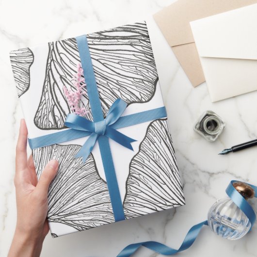 銀杏葉の包装紙。白黒 ラッピングペーパー (ギフト)