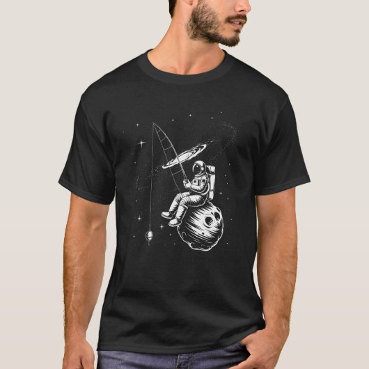 銀河の中でラインを投げる宇宙の宇宙飛行士の釣り Tシャツ (正面)
