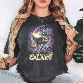 銀河の中で読書する宇宙飛行士の宇宙図書館司書 Tシャツ