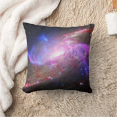 銀河の光が渦巻き銀河系Ngc 4258に現れる。 クッション (ブランケット)