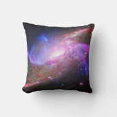 銀河の光が渦巻き銀河系Ngc 4258に現れる。 クッション (正面)