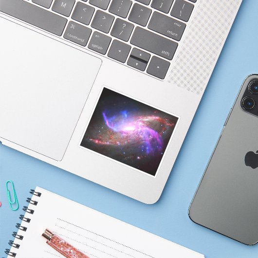銀河の光が渦巻き銀河系Ngc 4258に現れる。 シール (ノートパソコンとiPhone)