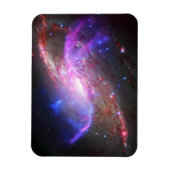 銀河の光が渦巻き銀河系Ngc 4258に現れる。 マグネット (縦)