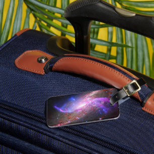 銀河の光が渦巻き銀河系Ngc 4258に現れる。 ラゲッジタグ