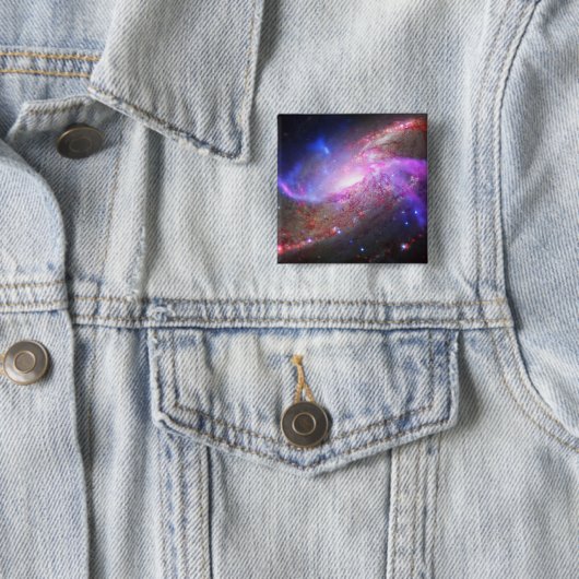 銀河の光が渦巻き銀河系Ngc 4258に現れる。 缶バッジ (インサイチュ)