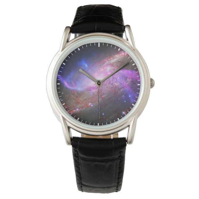 銀河の光が渦巻き銀河系Ngc 4258に現れる。 腕時計 (正面)