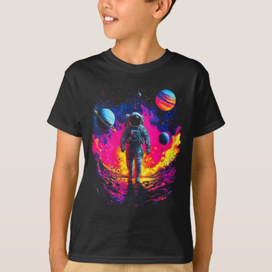 銀河の外宇宙を探検する宇宙飛行士 Tシャツ (正面)