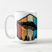 銀河の夢想:UFOがレトロの森を飛び越える コーヒーマグカップ (左)