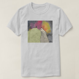 銀河の空に向かって吠えるオオカミ Tシャツ