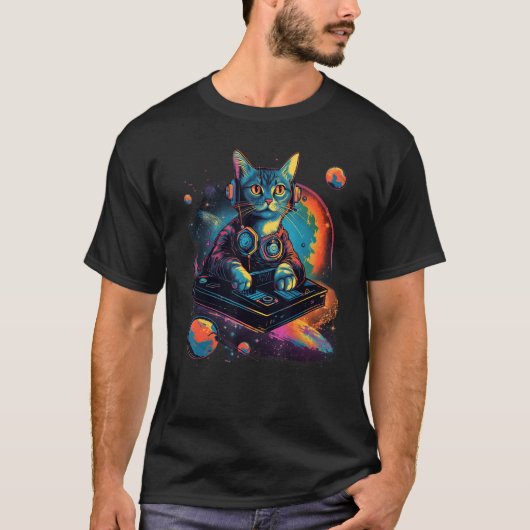 銀河系コズミックDJキャット鮮やかレトロ未来主義 Tシャツ (正面)