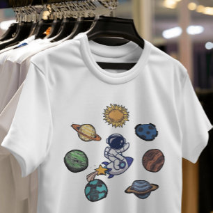 銀河系夢を見る探検家の宇宙飛行士と惑星 Tシャツ
