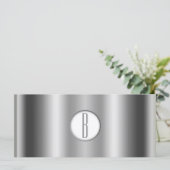 銀白色の光沢のあるグラムモノグラムのギフト証明書 (スタンド正面)