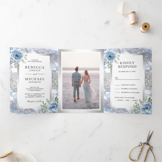 銀箔ほこりっぽい青いフローラ大理石フォト結婚ズ 三つ折り招待状 (内部)
