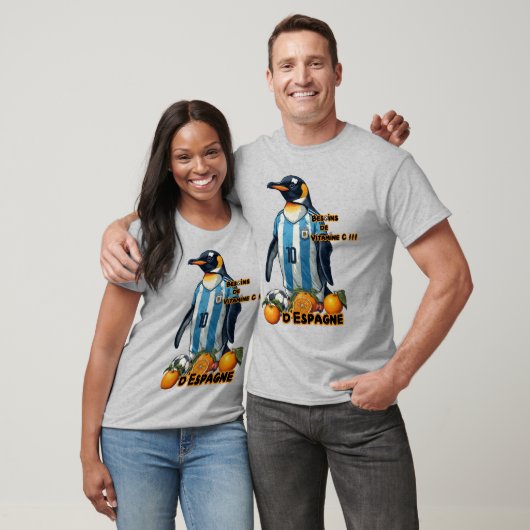 銀色のアルゼンチンペンギンが上でサッカーをしている面白い Tシャツ (ユニセックス)