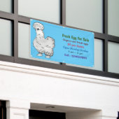 銀色のチキンの漫画の新鮮な卵の看板が販売のために 横断幕 (ビルの外側)