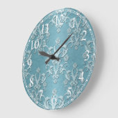 銀色のティール(緑がかった色)の花のダマスク織のデザイン ラージ壁時計 (傾斜)