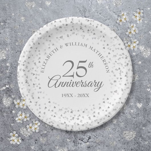 銀色のハートの紙吹雪で25周年結婚記念を祝おう ペーパープレート