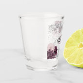 銀色のバーガンディーの花のエレガントなモノグラム名前 ショットグラス (左)