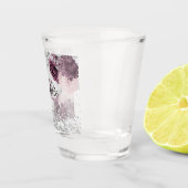 銀色のバーガンディーの花のエレガントなモノグラム名 ショットグラス (右)