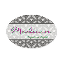 銀色のメタリックな花と宝石の名前タグ