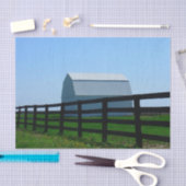 銀色の屋根を持つ背の高い小さな白い納屋 薄葉紙 (クラフト)