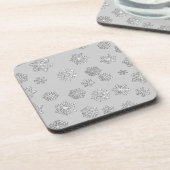 銀色の背景に銀色の3-d雪片を付ける コースター (左側)