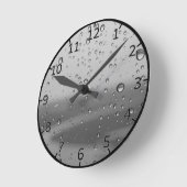 銀色の背景に雨滴 ラウンド壁時計 (傾斜)