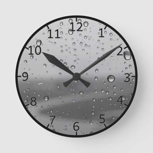 銀色の背景に雨滴 ラウンド壁時計 (正面)