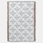 銀色の花と葉を使ったピンクの鳩 スローブランケット (正面縦)