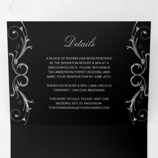 銀色の華美フローラが黒の上で渦を結婚巻く 三つ折り招待状 (内部最初)