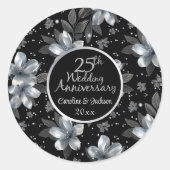 銀色の輝きと花のモチーフで飾られた25周年記念の結婚記念日デザイン ラウンドシール (正面)