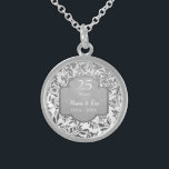 銀葉25周年結婚の スターリングシルバーネックレス<br><div class="desc">白い背景に銀の結婚フローラのラブリーエレガントス離れルのシルバー25thの周年記念縁どネックレス。シルバーグレーのバナーと文字は25年と言う。低文字エリアはカスタマイズ名前と年情報を持って準備ができている。</div>