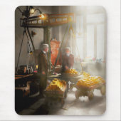 銀行家-金ゴールドの重量の価値を持つ… マウスパッド (正面)