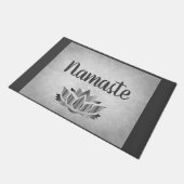 銀製および灰色のナマステ ドアマット (アングル)