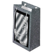 銀製のきらびやかな小剣及び吹流しの第50誕生日 スモールペーパーバッグ (裏面アングル)