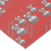 銀製のつまらないもののデザインの赤いクリスマスのテーブルクロス テーブルクロス (アングル)