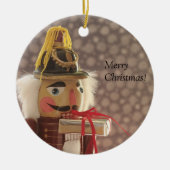 銀製のギフトのオーナメントが付いているくるみ割り セラミックオーナメント (正面)