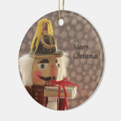 銀製のギフトのオーナメントが付いているくるみ割り セラミックオーナメント (左)