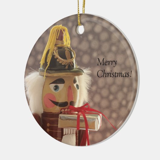 銀製のギフトのオーナメントが付いているくるみ割り セラミックオーナメント (左)