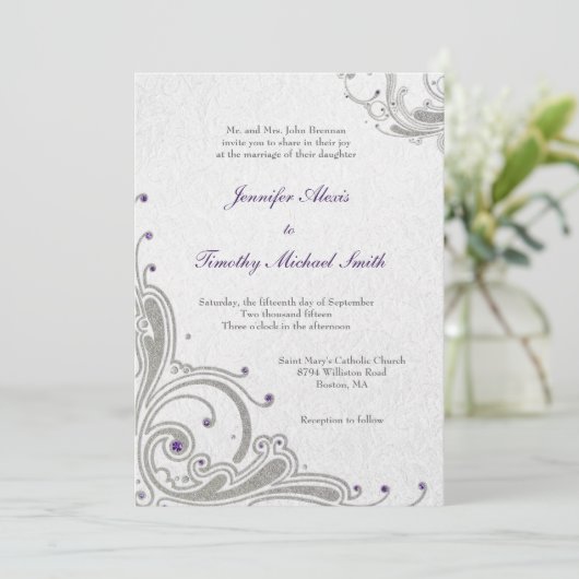 銀製のグリッターは紫色の宝石招待を結婚する渦巻きます 招待状 (スタンド正面)