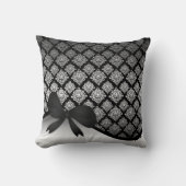 銀製のサテンのダマスク織の黒の渦巻のリボンの弓 クッション (正面)