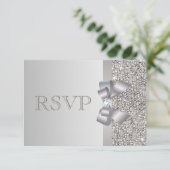 銀製のスパンコール、弓及びダイヤモンドRSVPの結婚式 出欠カード (スタンド正面)