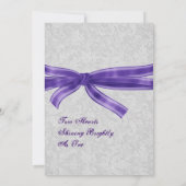 銀製のダマスク織および紫色の弓結婚式 招待状 (裏面)