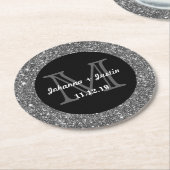 銀製のフェイクなグリッターの輝くできらきら光るな結婚式のモノグラム ラウンドペーパーコースター (アングル)