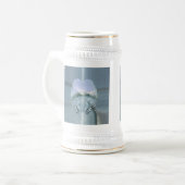 銀製の天使によってはハートのまわりで包まれたが飛びます ビールジョッキ (正面左)