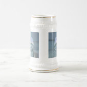 銀製の天使によってはハートのまわりで包まれたが飛びます ビールジョッキ (中央)