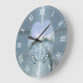 銀製の天使によってはハートのまわりで包まれたが飛びます ラージ壁時計 (傾斜)