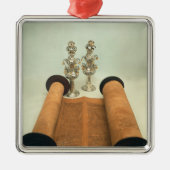 銀製の王冠のfinialsが付いているTorahスクロール メタルオーナメント (正面)