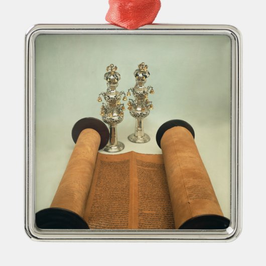 銀製の王冠のfinialsが付いているTorahスクロール メタルオーナメント (正面)
